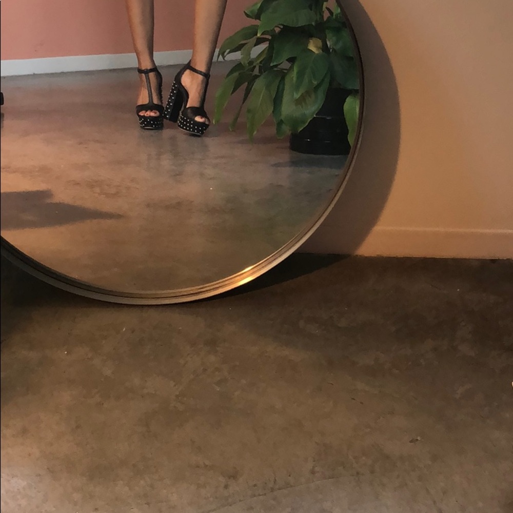 Studded platform - Picture 2 of 3